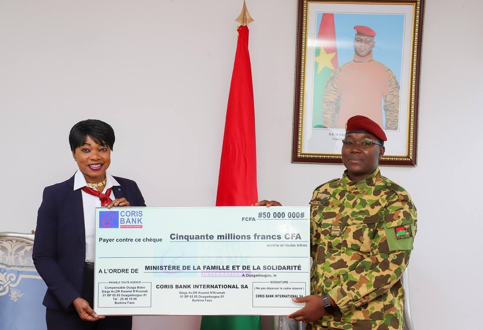 Burkina Faso : Le Lieutenant-colonel Passowendé Pélagie Kaboré reçoit 50 millions FCFA, promis lors du gala de clôture de la campagne nationale Dɛmɛ Sira